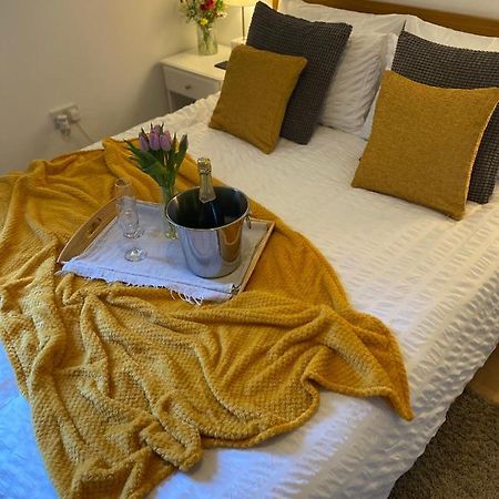 Guest Bedroom With King Size Bed In Brixton Лондон Екстериор снимка