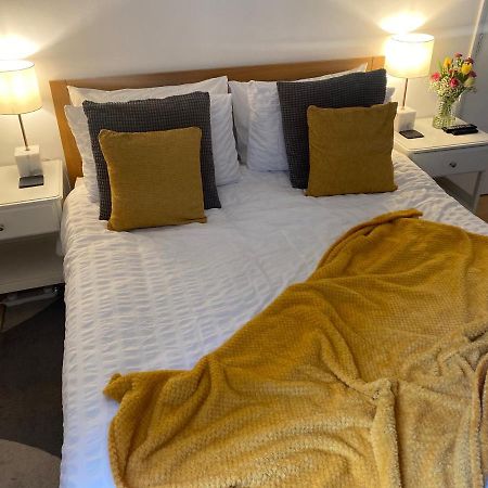 Guest Bedroom With King Size Bed In Brixton Лондон Екстериор снимка
