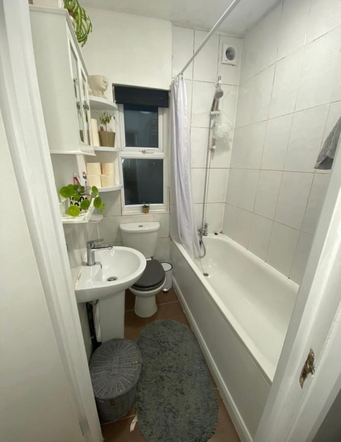Guest Bedroom With King Size Bed In Brixton Лондон Екстериор снимка