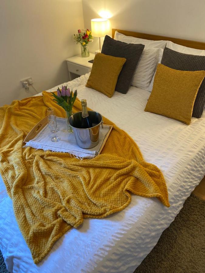 Guest Bedroom With King Size Bed In Brixton Лондон Екстериор снимка