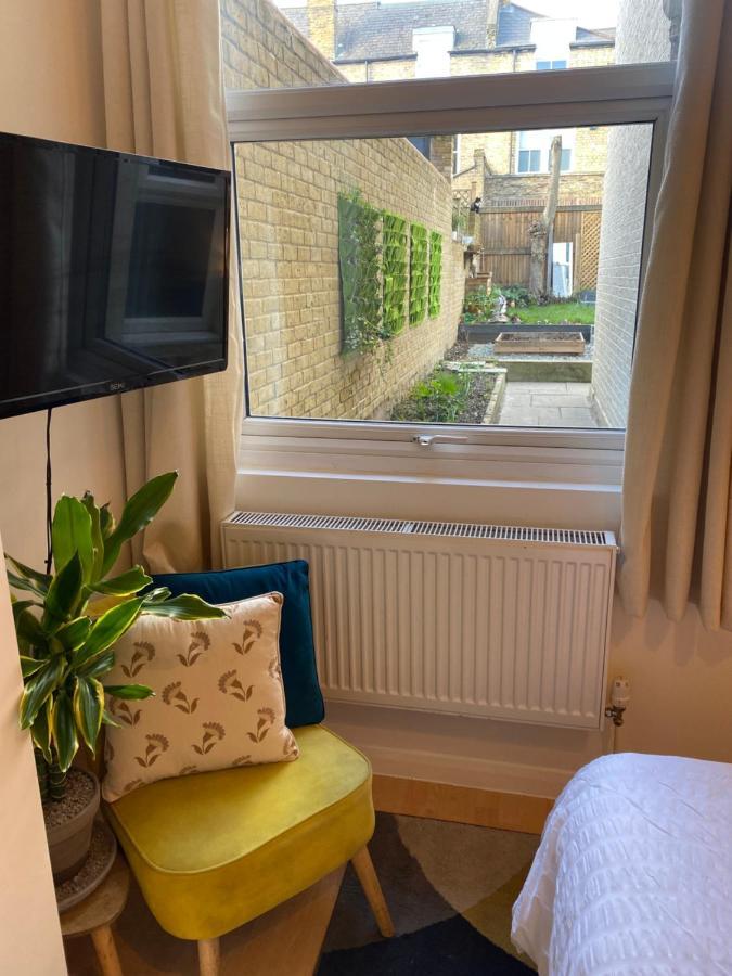 Guest Bedroom With King Size Bed In Brixton Лондон Екстериор снимка