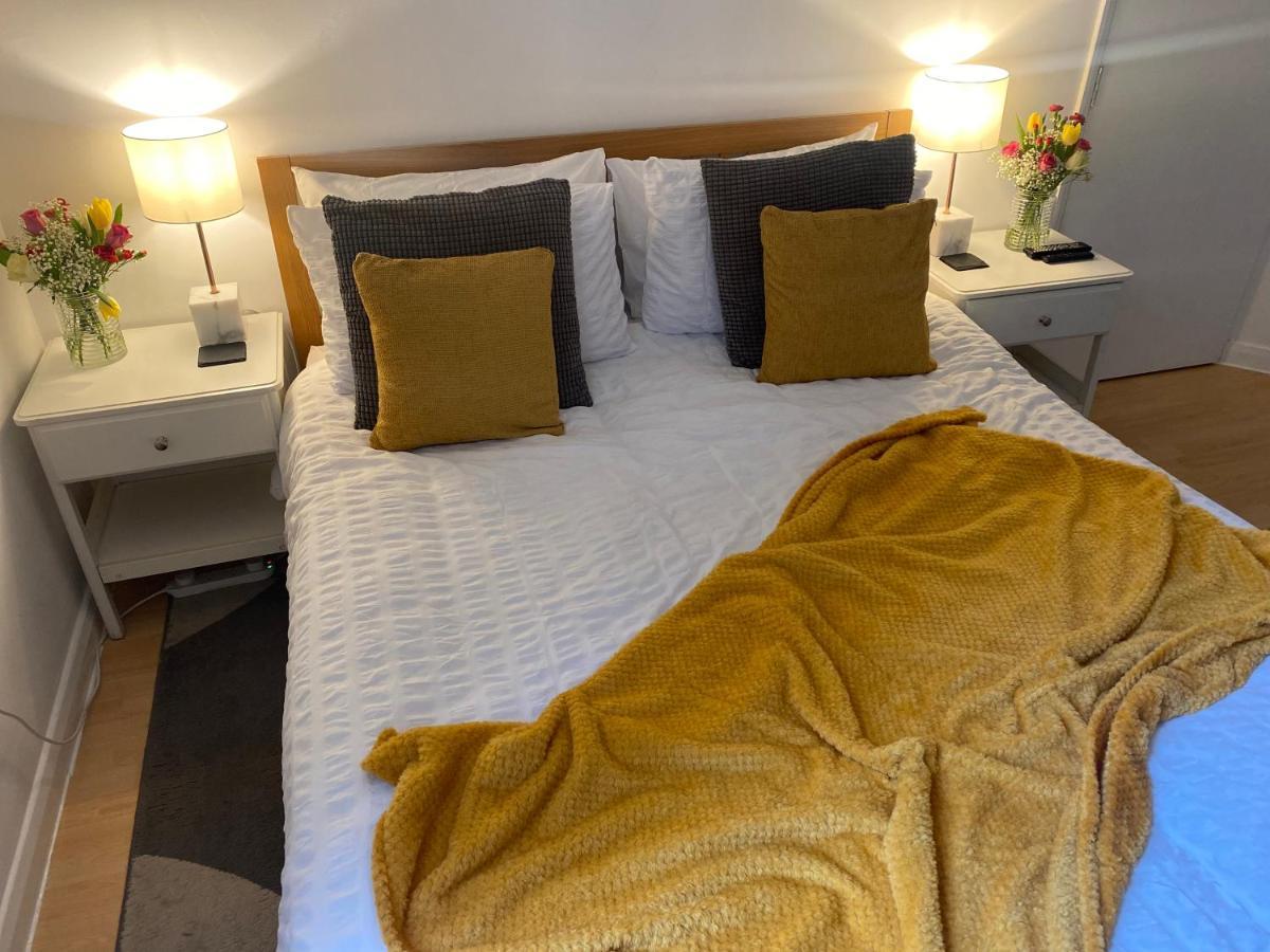 Guest Bedroom With King Size Bed In Brixton Лондон Екстериор снимка