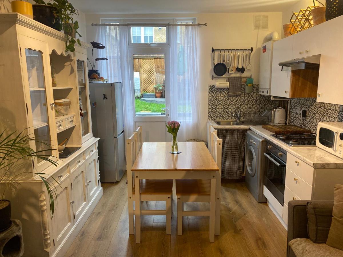 Guest Bedroom With King Size Bed In Brixton Лондон Екстериор снимка